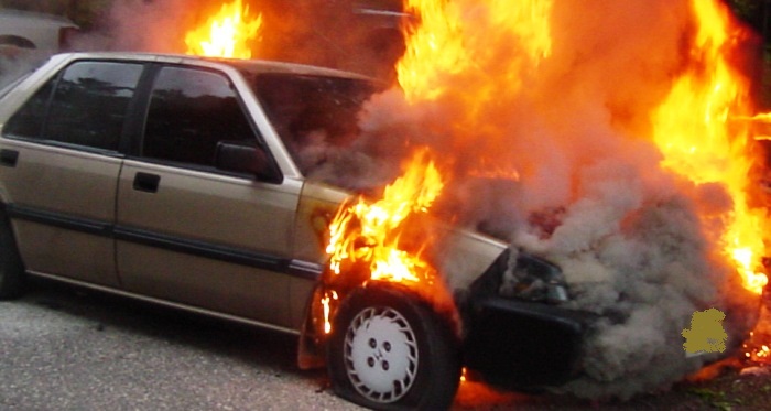 Άρπαξε φωτιά μηχανή αυτοκινήτου στη Λάρισα